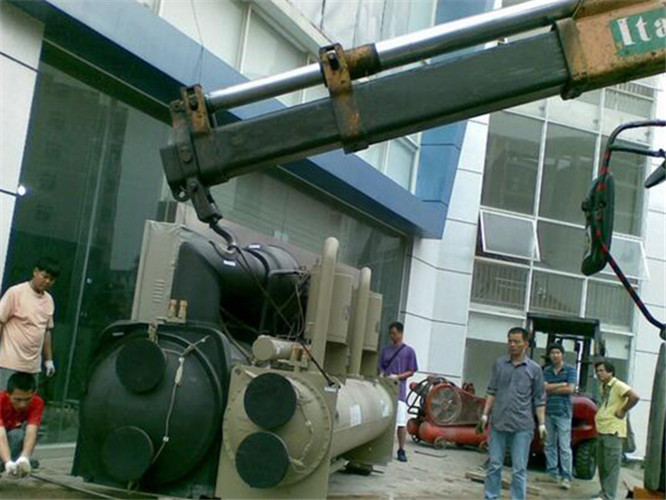 新荣区随车吊和汽车吊的核心区别是什么？哪种更省钱？